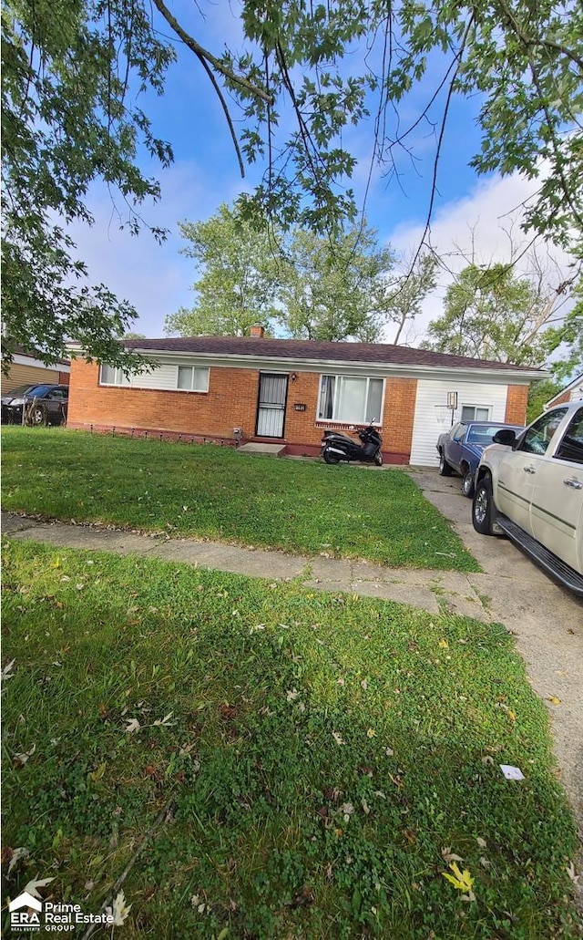 single story home featuring a front yard