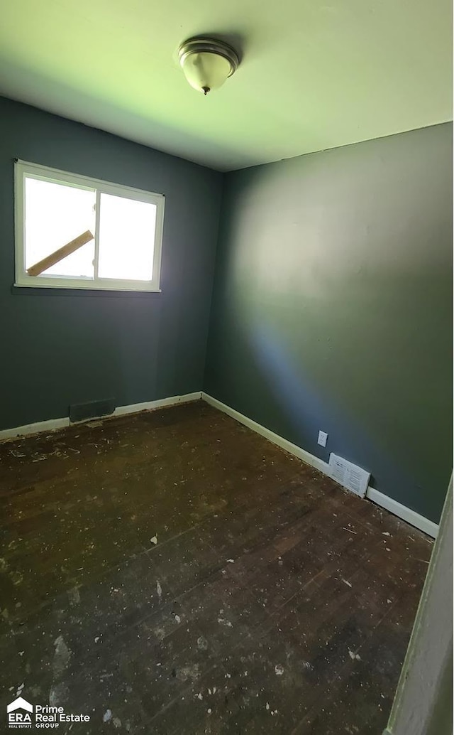 6069 Natchez Dr, Mount Morris, MI 48458 - spare room with baseboards