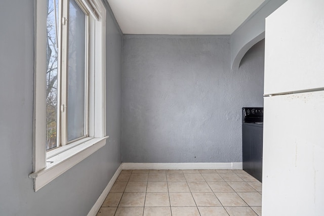 1055 Philip St, Detroit, MI 48215 - unfurnished room featuring washer / clothes dryer, light tile patterned floors, and baseboards