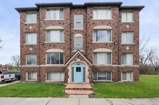 view of front facade with a front yard