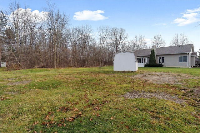 view of yard with a shed