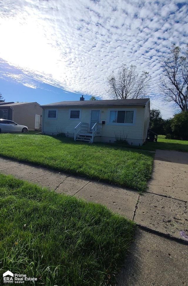 2273 Toby Beth Dr, Flint, MI 48505 - ranch-style house with a front lawn
