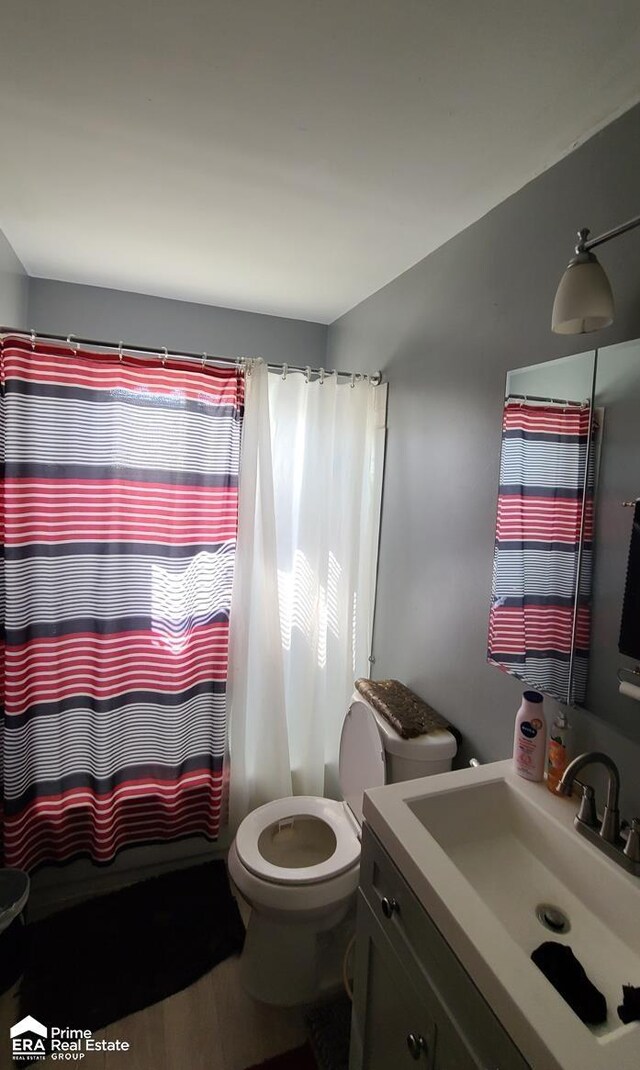 2273 Toby Beth Dr, Flint, MI 48505 - full bath with toilet, vanity, and a shower with curtain