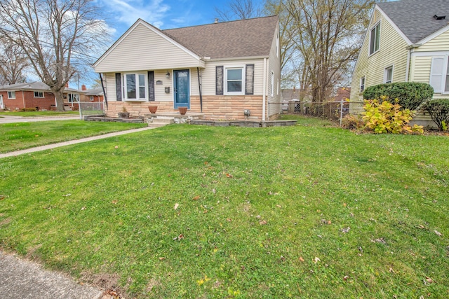 view of front of house featuring a front lawn