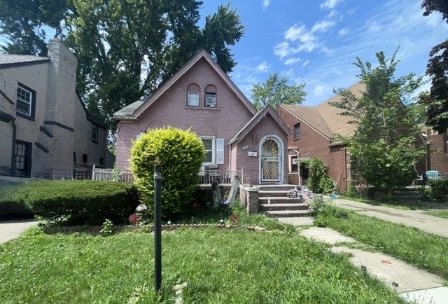 view of front facade featuring a front yard