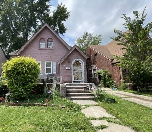 view of front of property with a front lawn