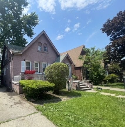 view of front of property featuring a front lawn