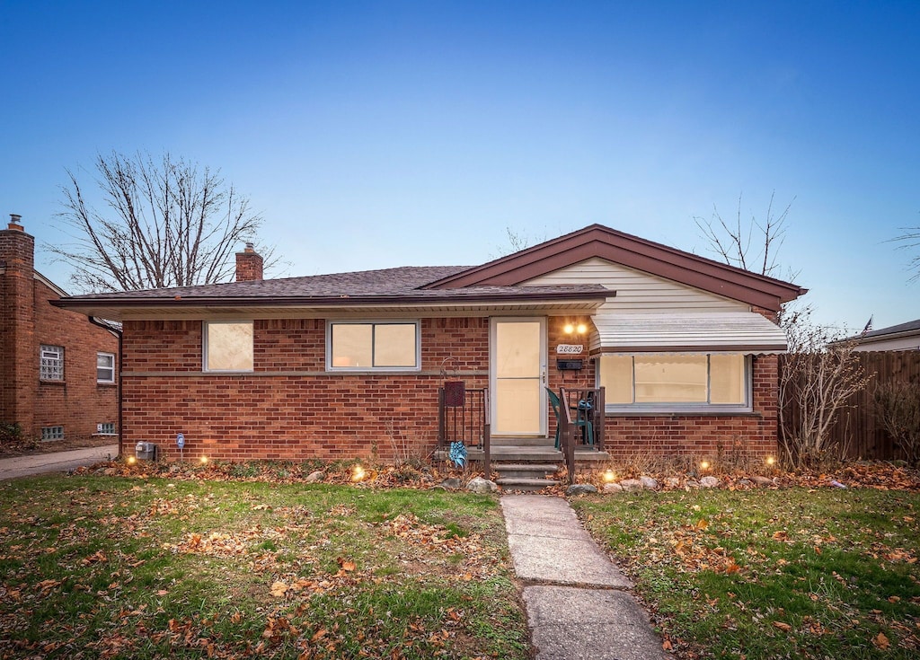 view of front of property featuring a front yard