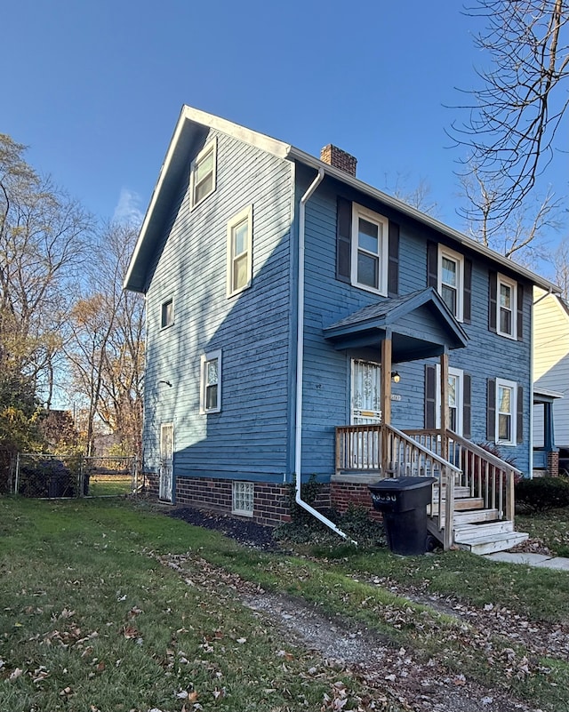 view of front of house with a front lawn