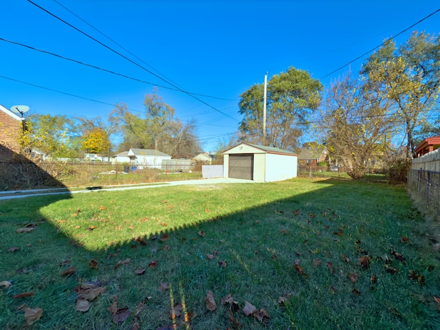 view of yard featuring an outbuilding