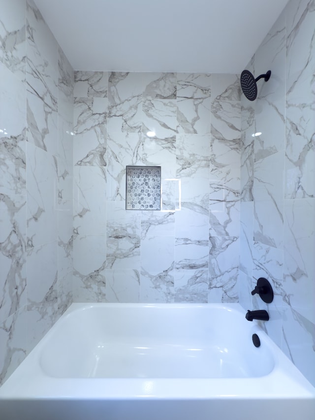 bathroom featuring tiled shower / bath combo