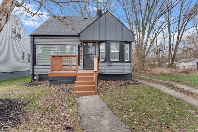 view of front facade featuring a wooden deck