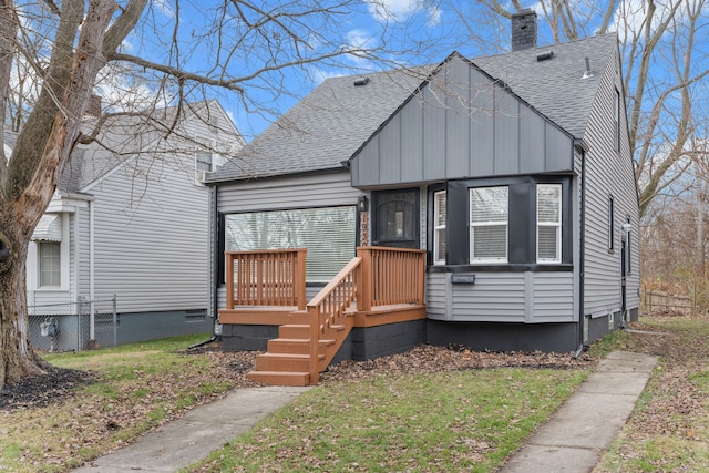 view of front of house with a front yard