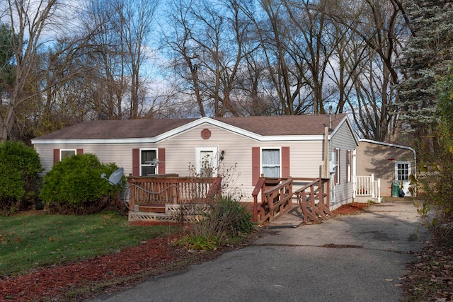 view of front of property with a front yard