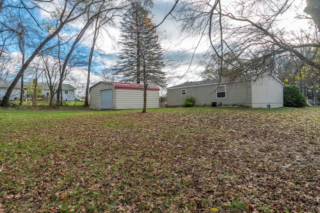 view of yard featuring an outbuilding