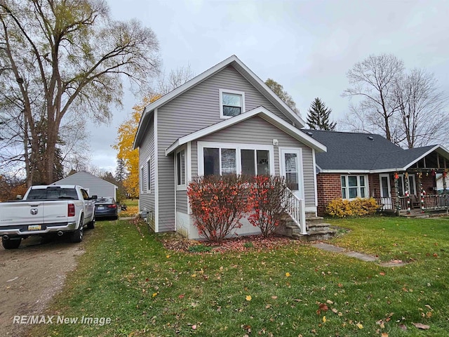 view of front of property featuring a front lawn