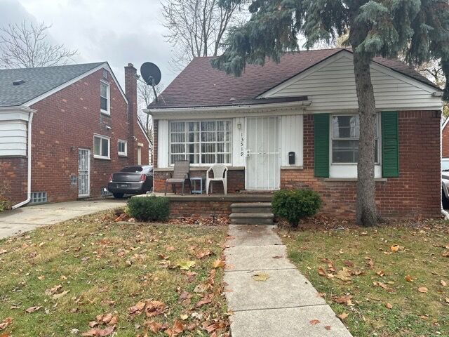 bungalow with a front yard