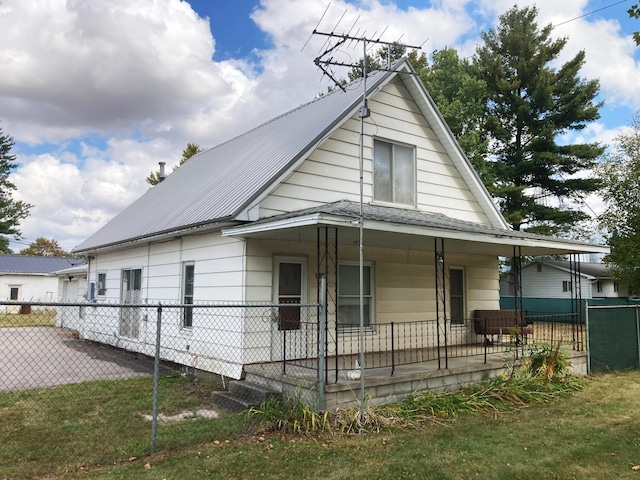 view of front facade with a front lawn and covered porch