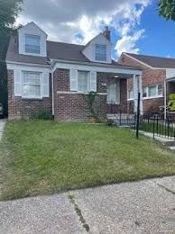 view of front of property with a front lawn