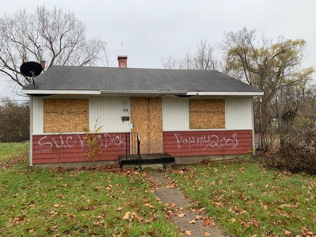 back of house featuring a yard