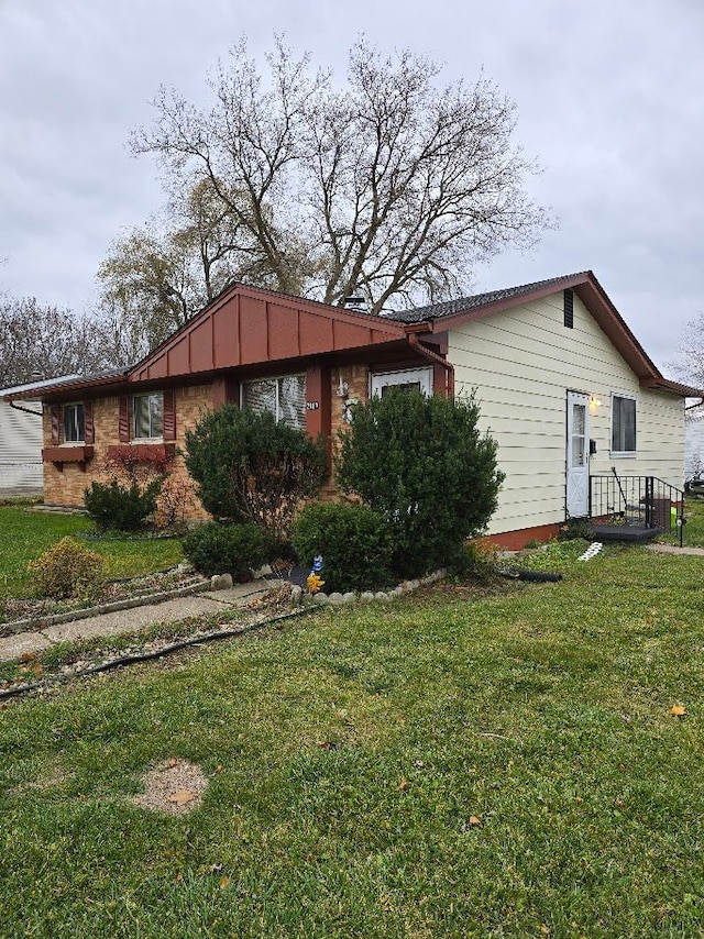 view of side of property featuring a lawn