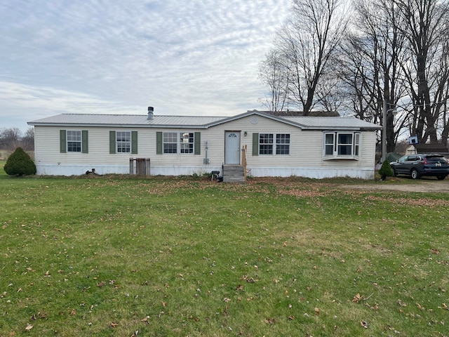 manufactured / mobile home featuring a front yard