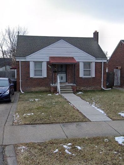 view of front of house with a front lawn