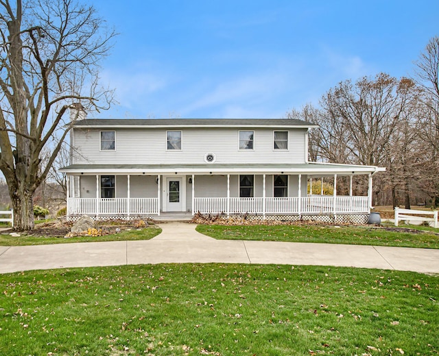 farmhouse inspired home featuring covered porch and a front lawn