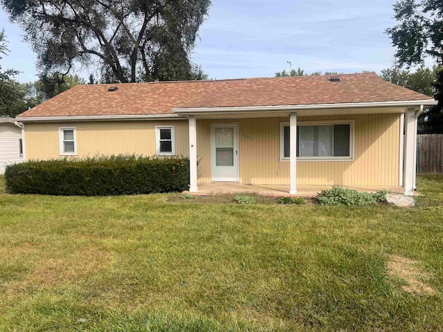 view of front of home featuring a front yard