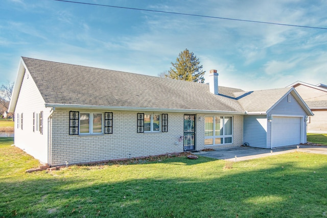 ranch-style house featuring a front lawn and a garage