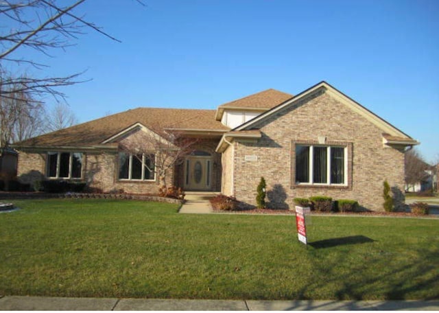 view of front of property featuring a front lawn