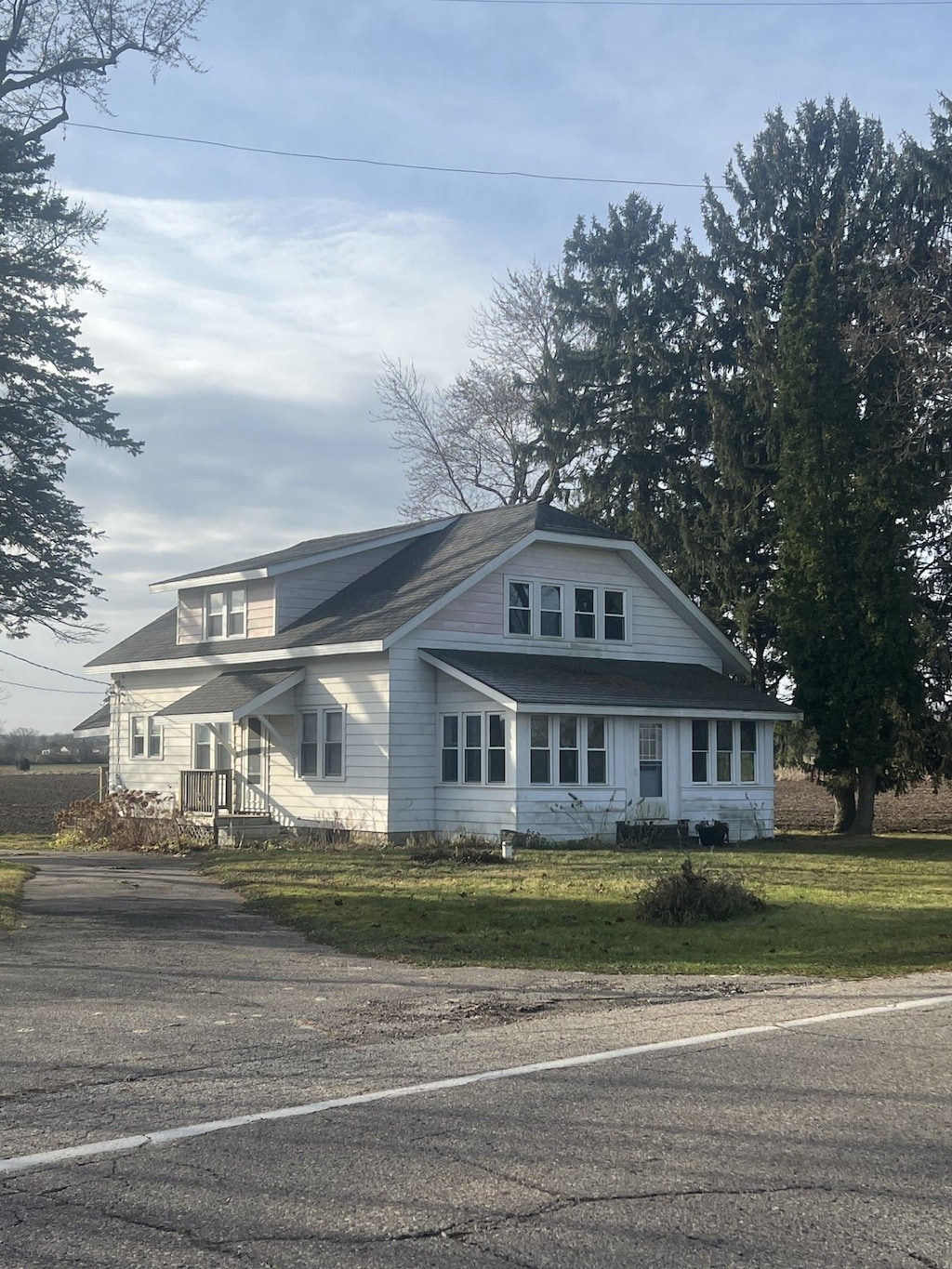 view of front of home with a front lawn