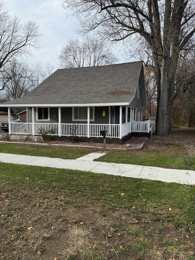 518 W Belle Ave, Saint Charles, MI 48655 - country-style home featuring covered porch, roof with shingles, and a front yard
