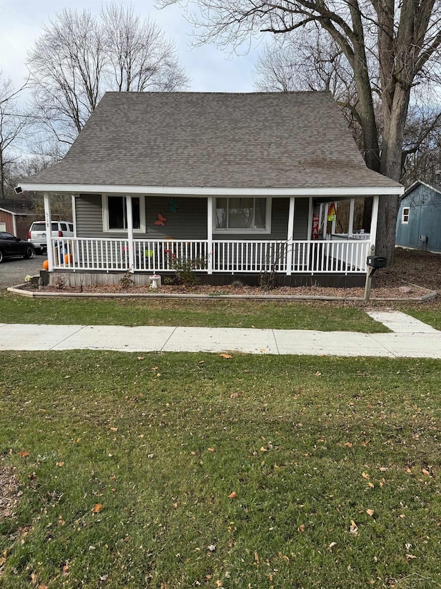 farmhouse inspired home featuring a front yard