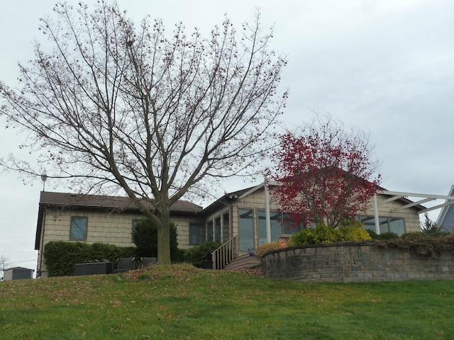 view of front of home featuring a front yard