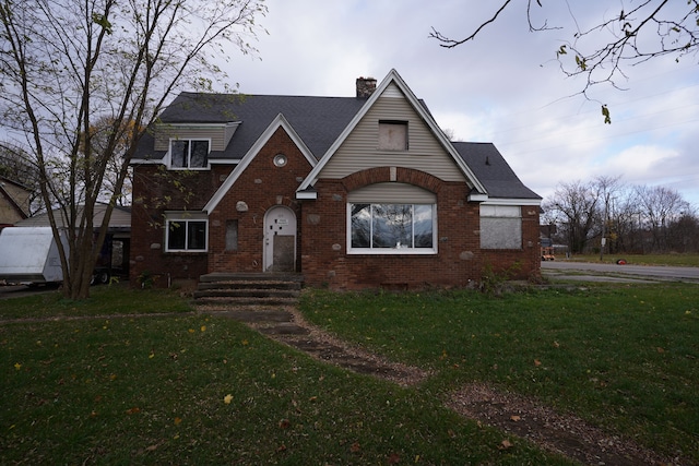 view of front facade with a front yard