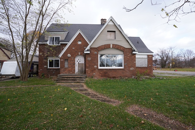 view of front facade with a front lawn