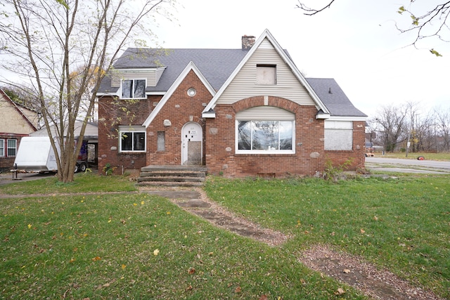 view of front of property featuring a front lawn