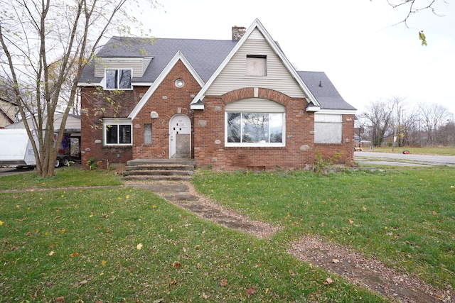 view of front of home featuring a front lawn