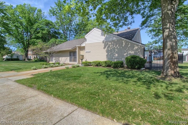 view of front of property featuring a front yard