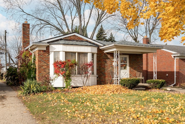 bungalow featuring a front lawn