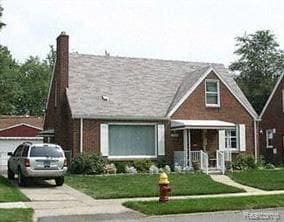 view of front of property featuring a front lawn and a porch