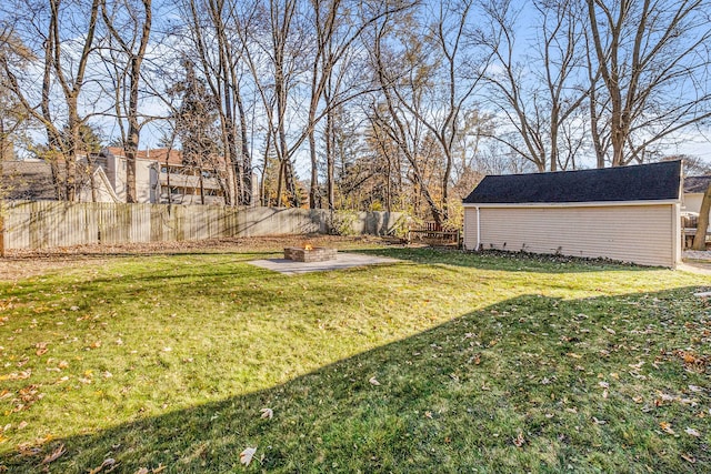 view of yard featuring a fire pit