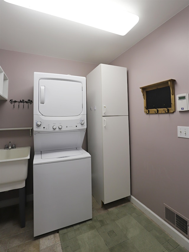 laundry area with sink and stacked washer and clothes dryer