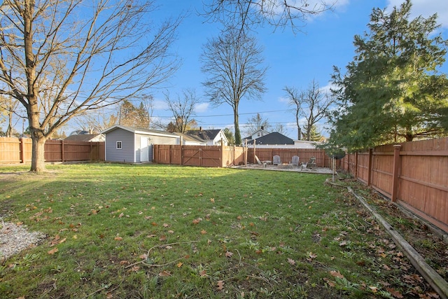 view of yard with a storage shed