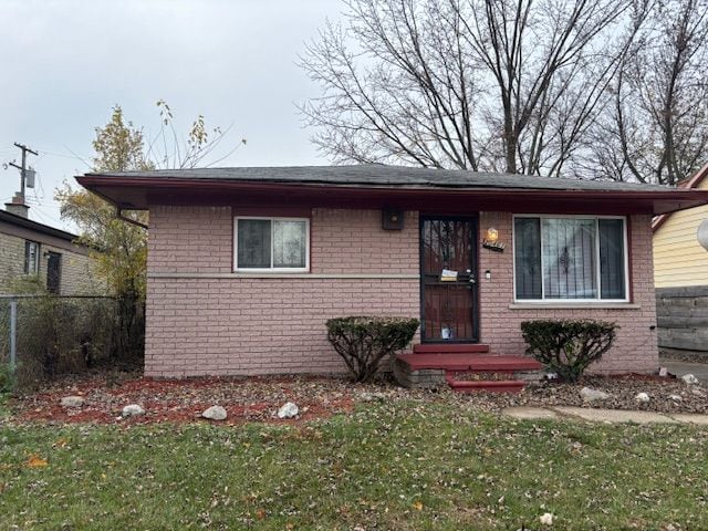 view of front of house with a front lawn