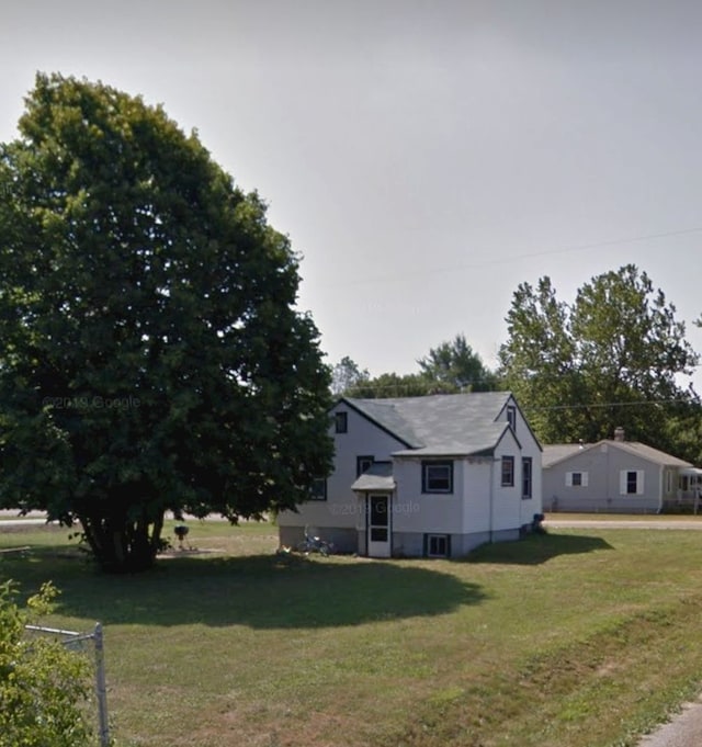 view of front of home featuring a front lawn