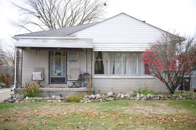 view of front of house featuring a front yard