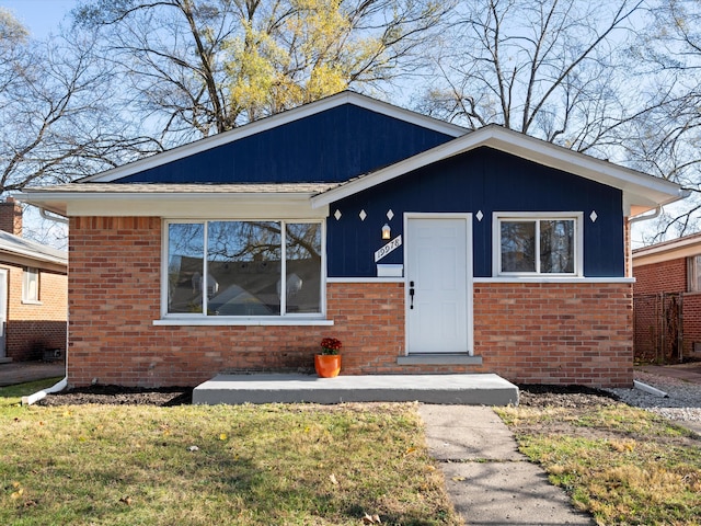 view of front of property featuring a front lawn