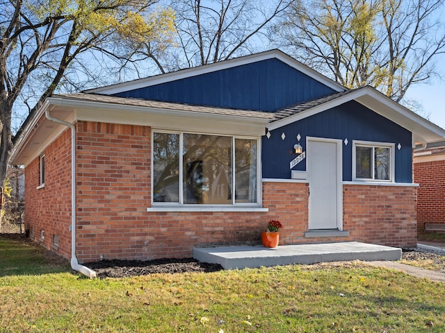 view of front of house with a front lawn